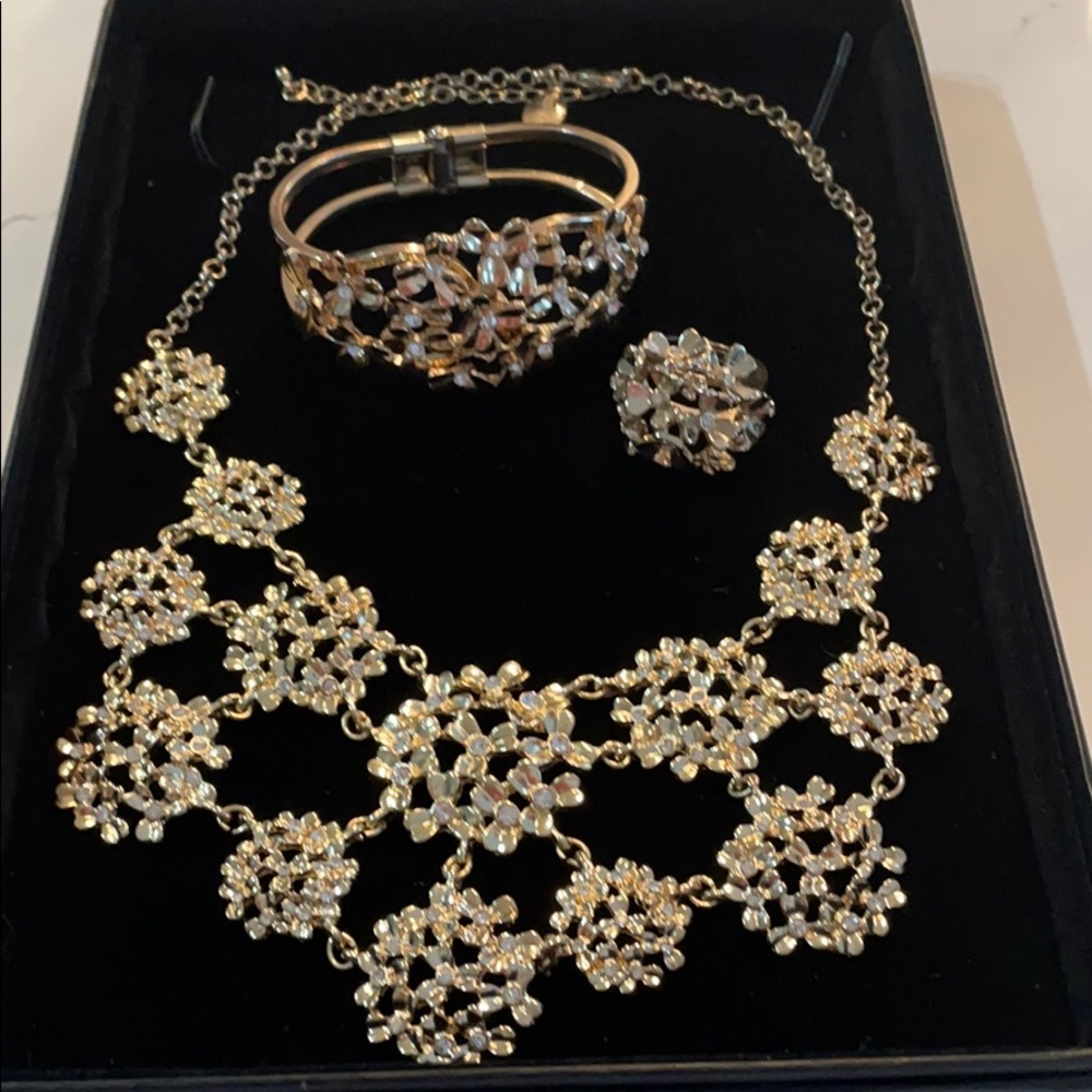 RING - White House Black Market